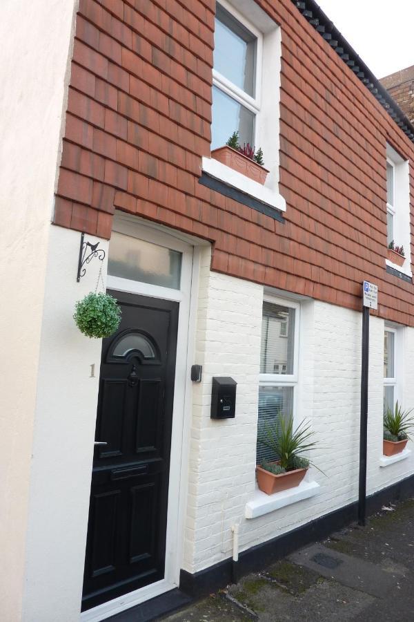 A Wonderful Place In The Hub Of The City, Yet On The Edge Of The Countryside Salisbury Exterior photo