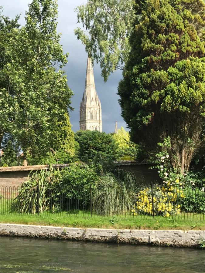A Wonderful Place In The Hub Of The City, Yet On The Edge Of The Countryside Salisbury Exterior photo